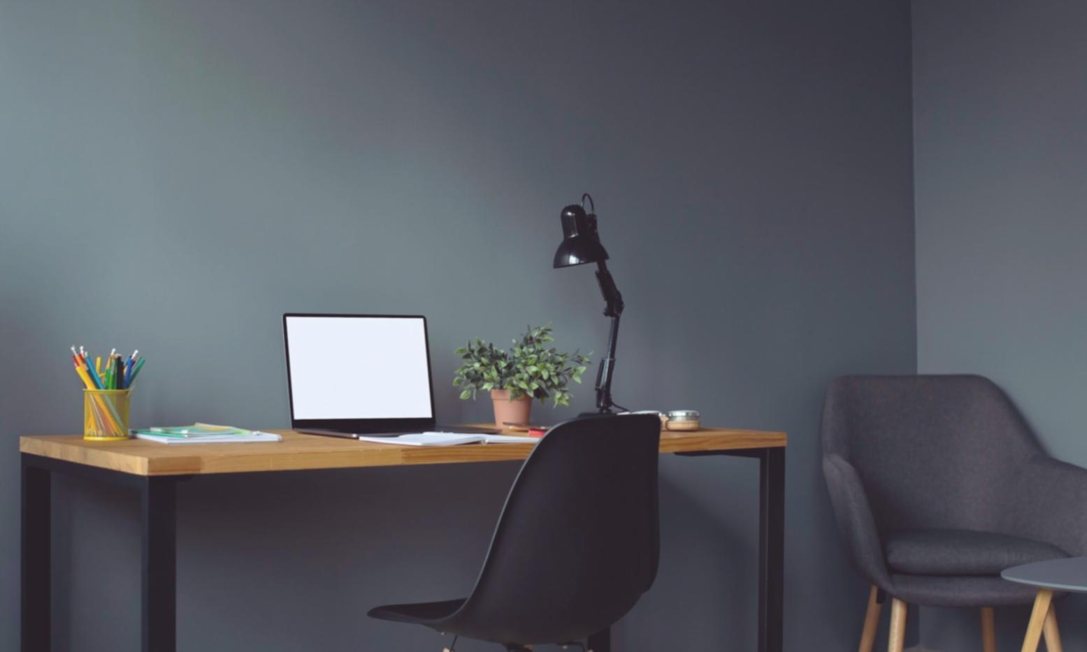 Teilnehmer arbeiten gemeinsam an Marktanalysen am Computer