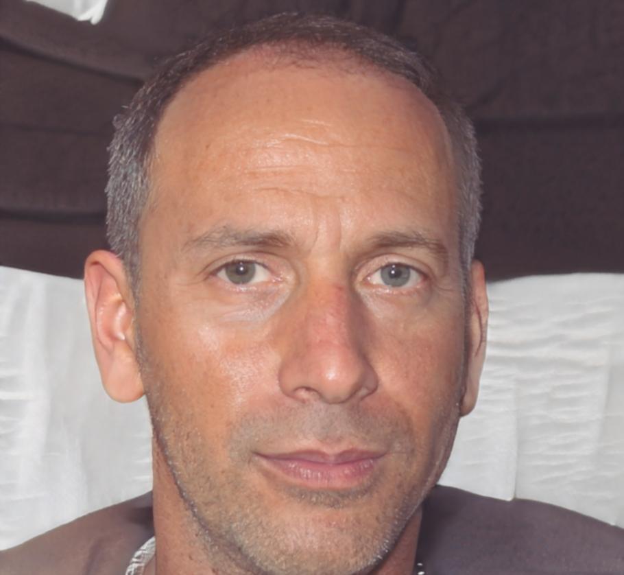 Erfahrener Finanzexperte bei der Marktanalyse